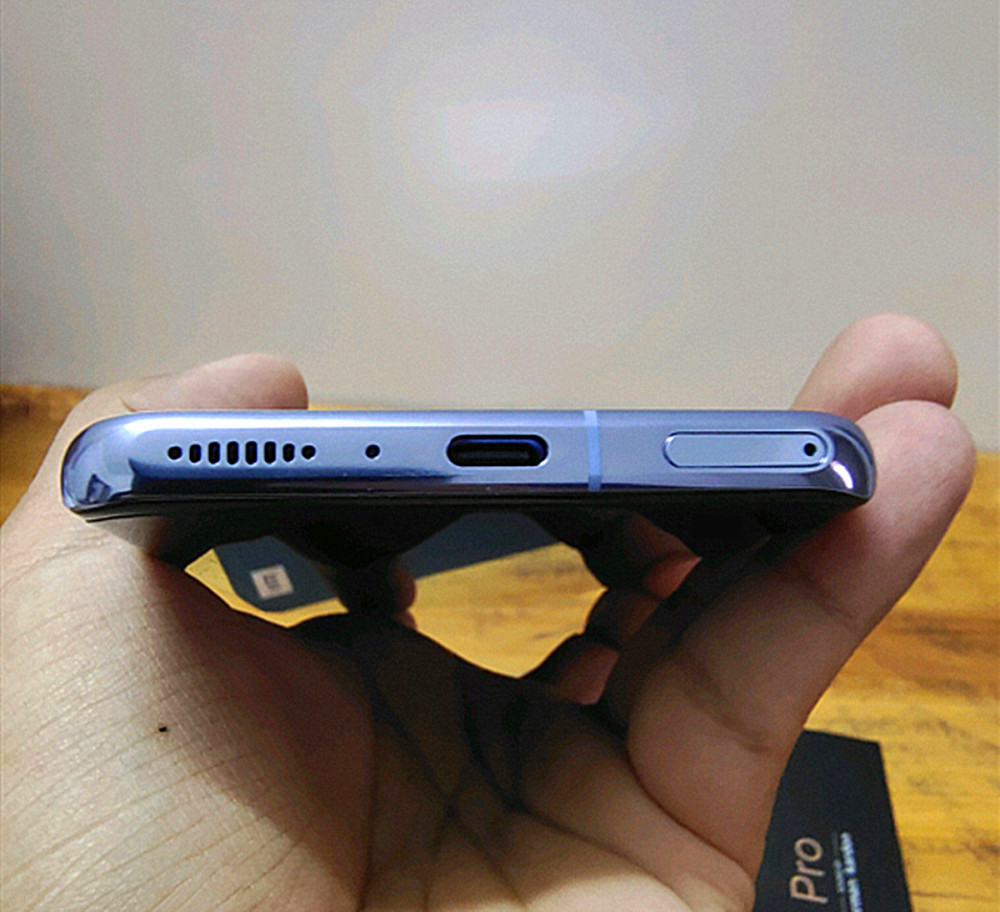 另外,小米11pro的细节也不弱,底部的扬声器开孔采用了形象化的"声浪