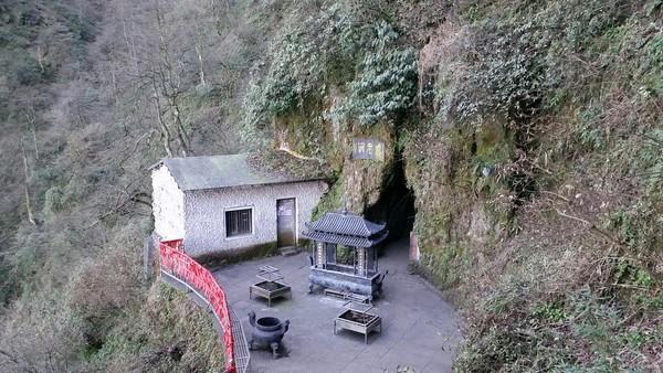 峨眉山有一九老洞,多人入洞后失踪,57年后背后真相才被揭开_腾讯新闻