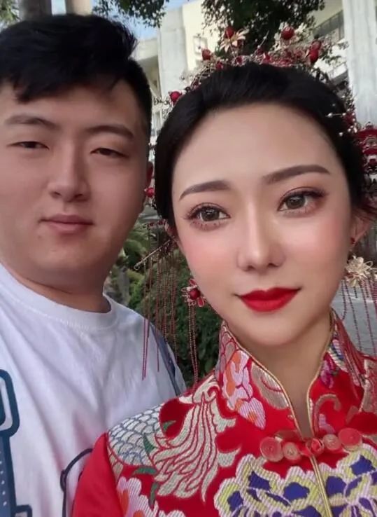 小洲婚礼现豪车科尼赛克,众网红提前抵达现场,新娘好身材引围观