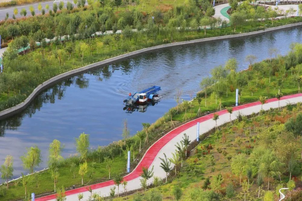 铁门关市将军河景观带水,绿,桥,亭,阁融为一体