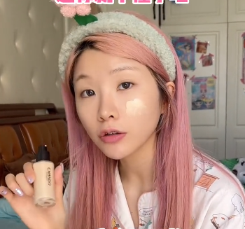 网红爆胎草莓粥罕见素颜出镜皮肤细嫩无瑕疵比在创造营中还好看