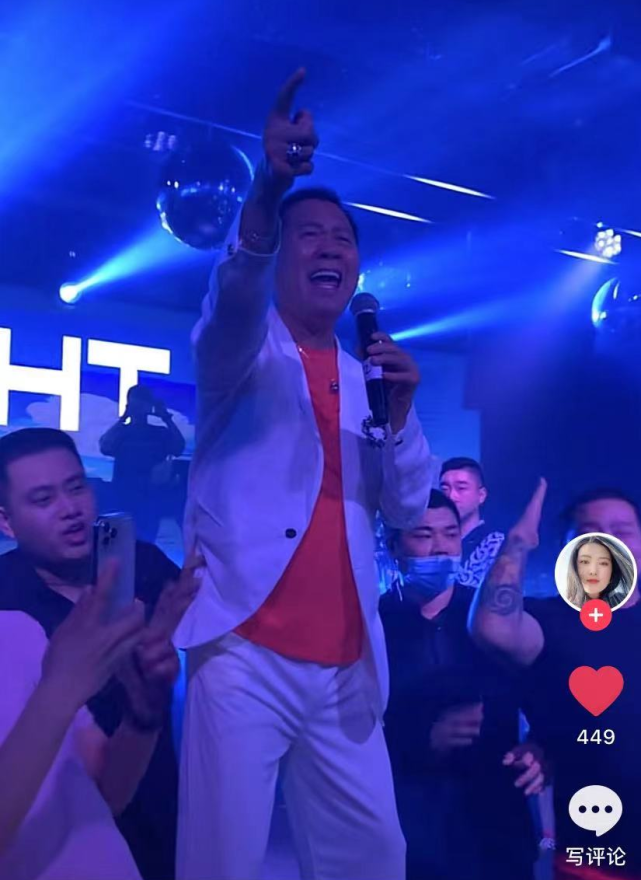 63岁万梓良酒吧商演获壮汉保镖簇拥排场大险些踩空摔倒太惊险