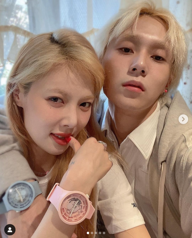 泫雅穿白色礼服与男友接吻,直播期间激动落泪,网友:已经结婚?