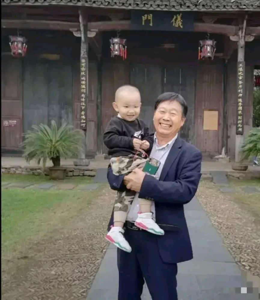 六一儿童节,郭威夫妇晒幸福,网友:心疼楷楷