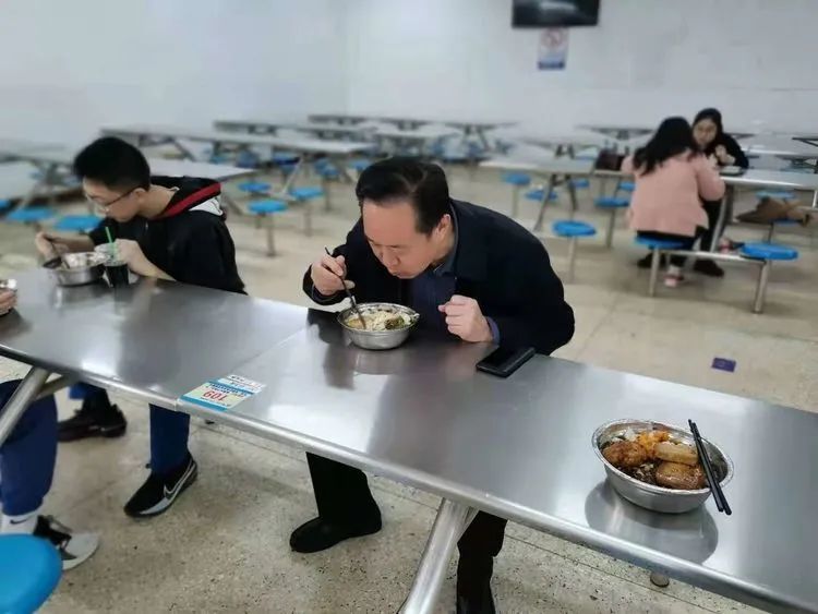 圖為邯鄲市第一中學校長高玉峰在食堂陪餐邯鄲市第一中學食堂準備了