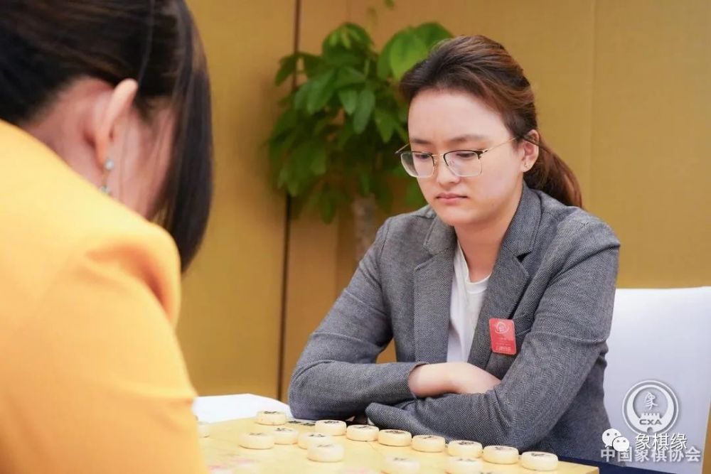 左文静以拿手的飞相开局,唐丹以士角炮应对.
