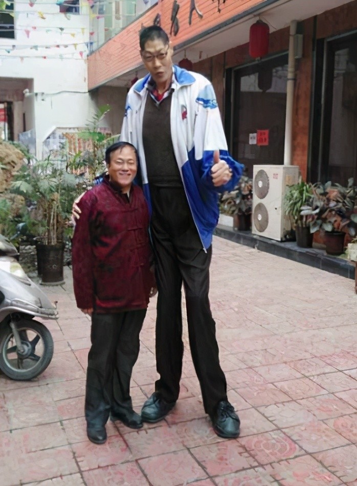 2米42"中国第一巨人,结婚20年没孩子,1米6娇妻不方便