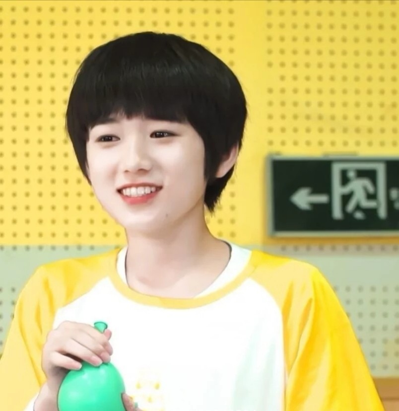 关于宋亚轩小时候的可爱照片头像