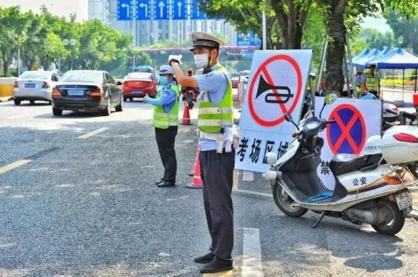 鳴喇叭,在全市38個考點周邊福州交警全警上路送考護航加之天氣不穩定