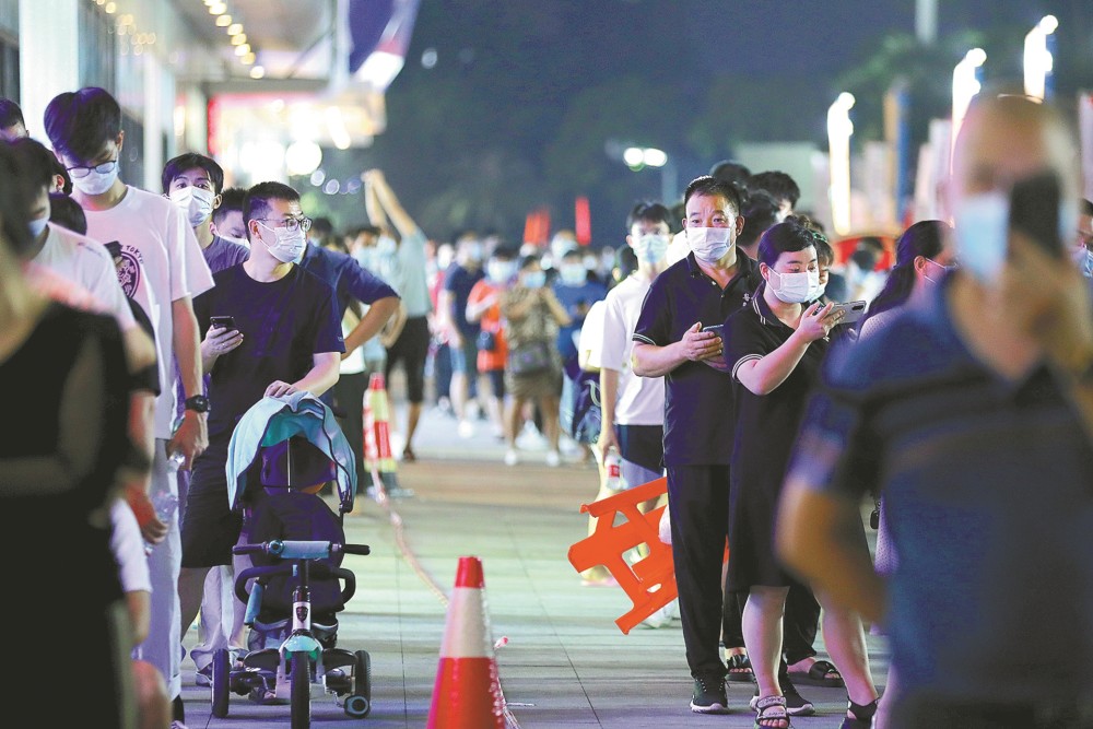 昨晚,南沙万达广场核酸检测点,居民有序排队 新快报记者龚吉林 摄
