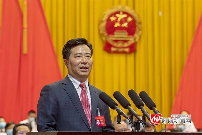 代表大会常务委员会副主任黎春秋当选怀化市人民政府市长雷绍业出席并