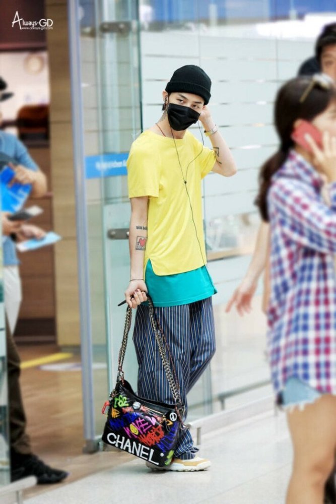 权志龙近照曝光,长发瞩目,与金智妮恋情沸沸扬扬久未回归歌谣界