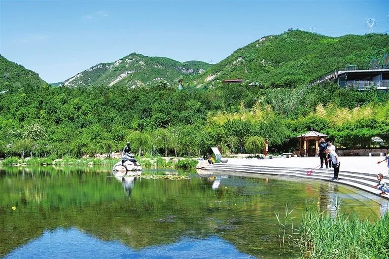 市民在玉泉山城郊森林公园游玩(6月3日摄).
