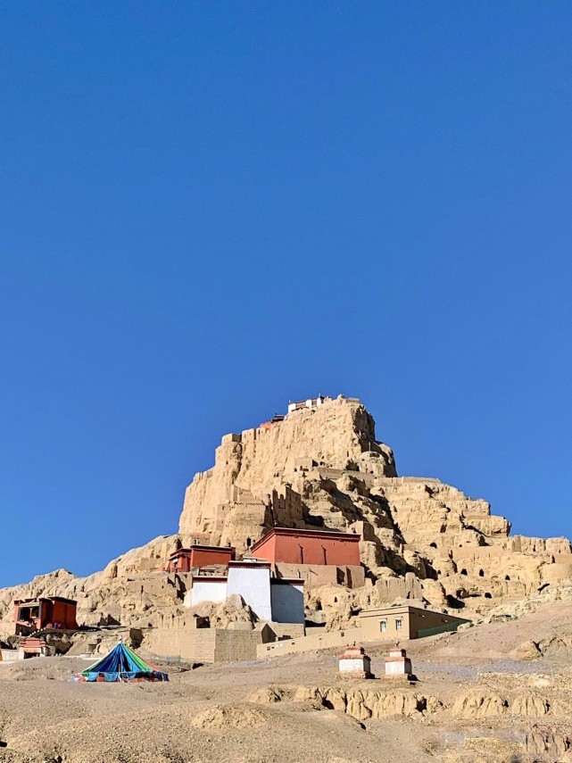 今天是萨嘎月藏历15,挂经幡的藏族同胞很多,现场参观了一次挂经幡,挺