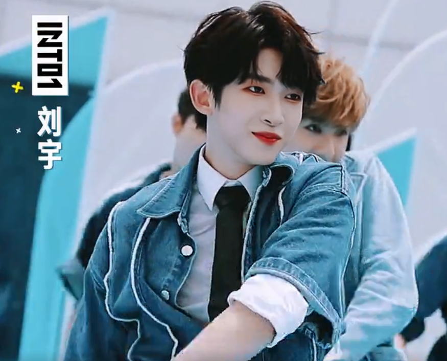 into1《快本》首秀来袭,妆容和滤镜都很浓重,每个人的脸都白得像纸