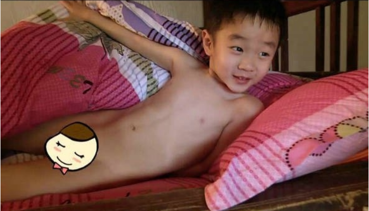 杨威儿子杨阳洋11岁近照曝光,身材瘦小面相成熟,娃娃脸不复存在