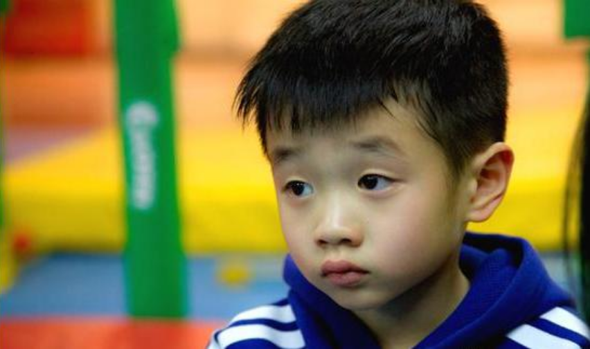 杨威儿子杨阳洋11岁近照曝光,身材瘦小面相成熟,娃娃脸不复存在