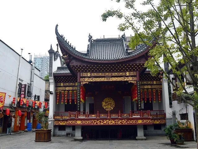 遵义门旧址位于太平街与西牌楼的交会处▼东牌楼与藩后街交会处,一个