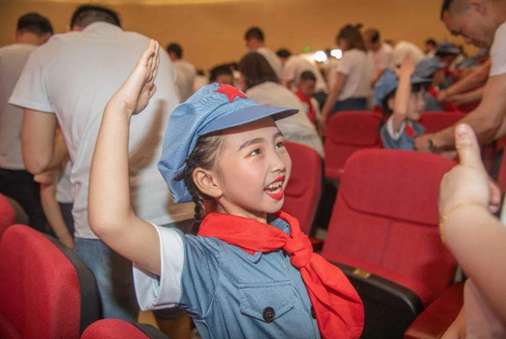 2021年5月31日,两江新区重光小学,新入队的孩子向自己的母亲敬礼,表示
