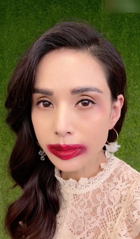 李若彤cos偶像梁朝伟,口红涂出界成"香肠嘴"