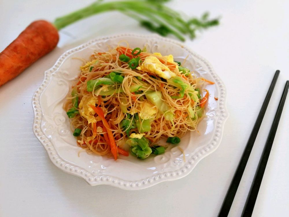 时蔬鸡蛋炒米粉色香味俱全美味可口