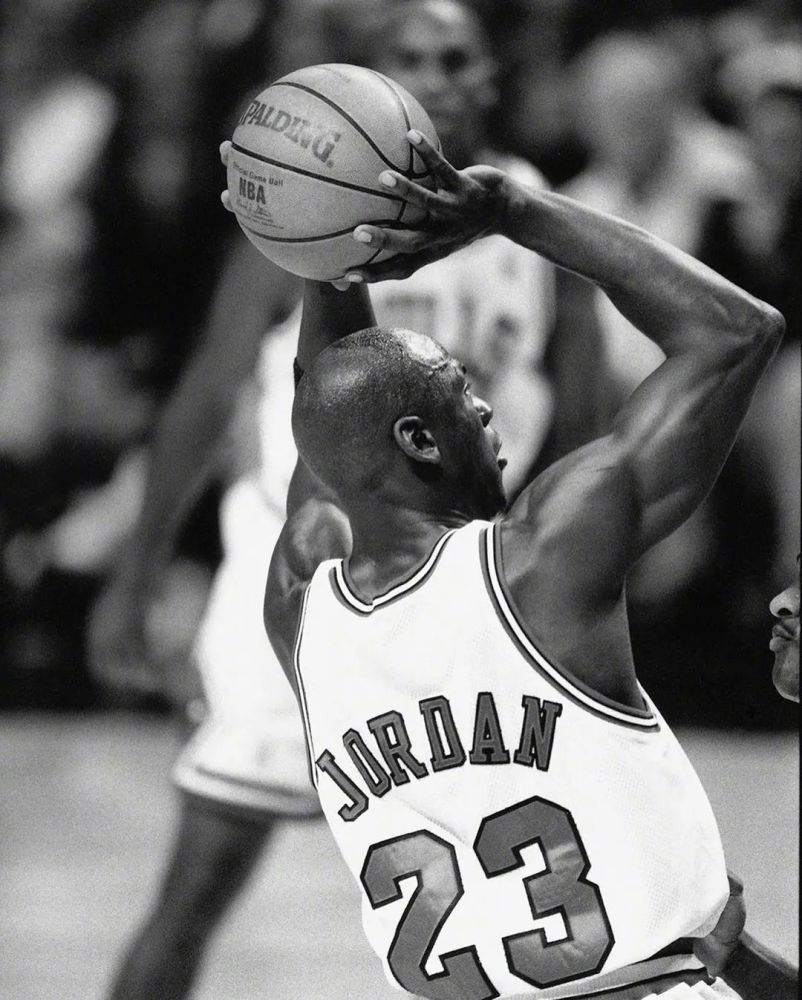 压迫感黑白滤镜下的乔丹