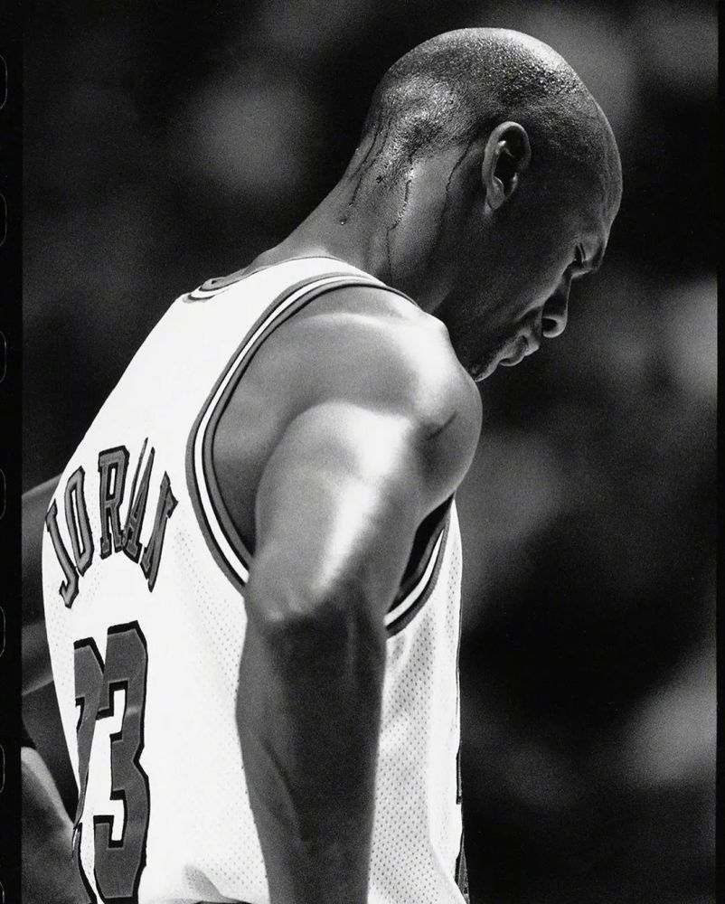 压迫感黑白滤镜下的乔丹