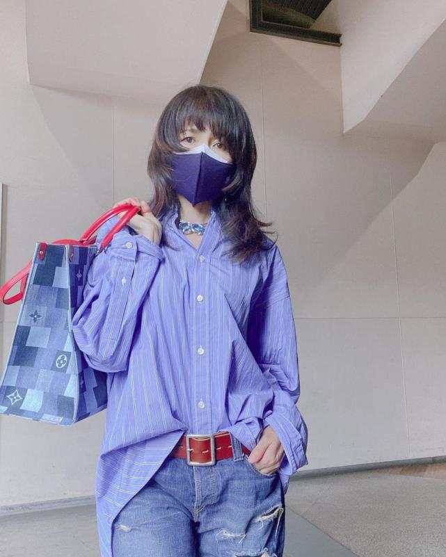 51岁工藤静香晒街拍,锅盖头配男友风穿搭,拎lv包戴蓝宝石项链低调炫富