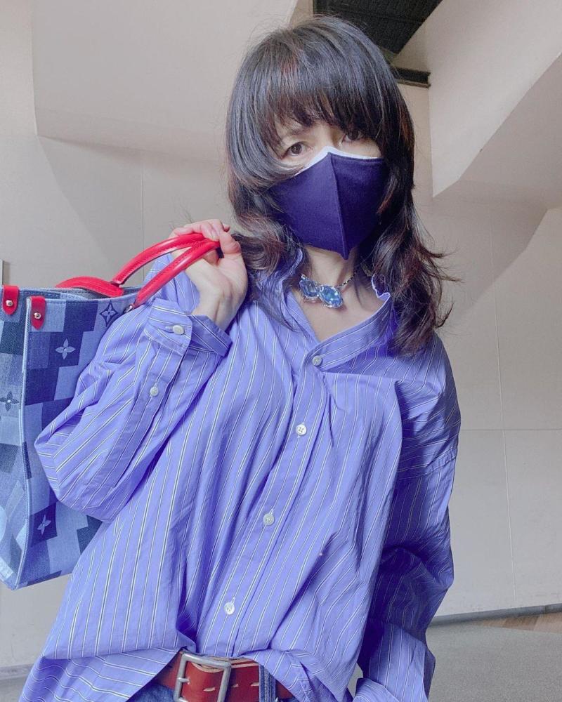 51岁工藤静香晒街拍锅盖头配男友风穿搭拎lv包戴蓝宝石项链低调炫富