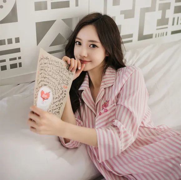 美图欣赏:孙允珠,粉甜芭比蜜色条纹俏皮萌睡衣_腾讯新闻
