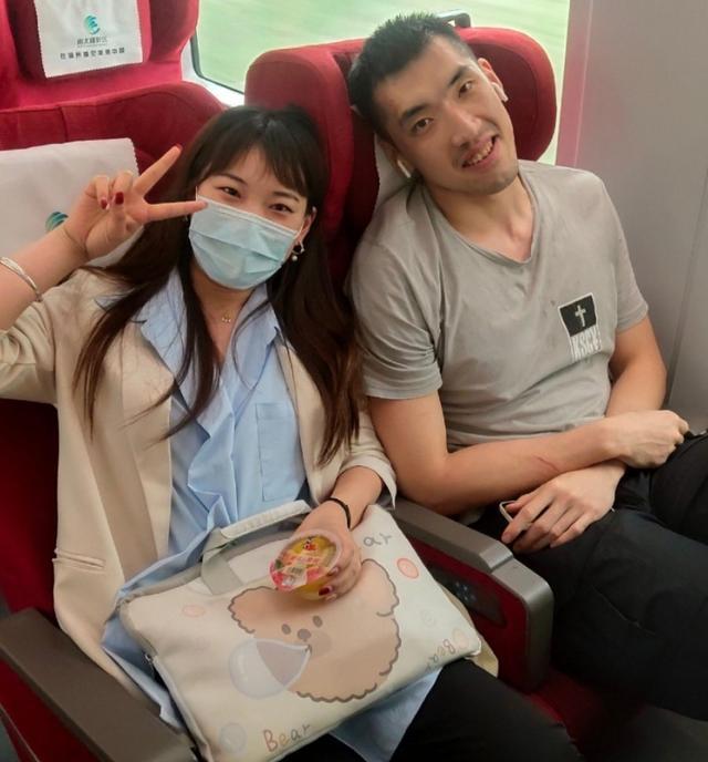 杨方旭在微博上写到:一个人的520也挺好,今天看到杨方旭和陶汉林的