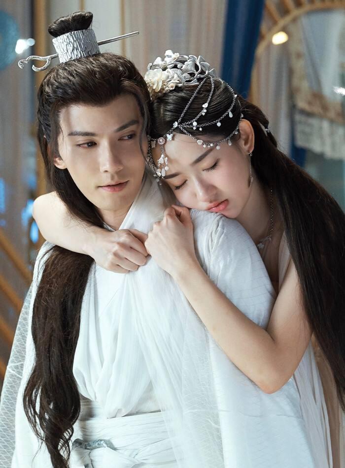 王玉雯与肖战,导演胡波均传出过绯闻当年,王玉雯曾和肖战共同出演国产