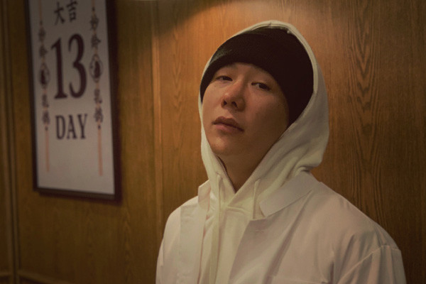 当说唱歌手不断塌房cctv厂牌的曾毅逐渐被推上神坛