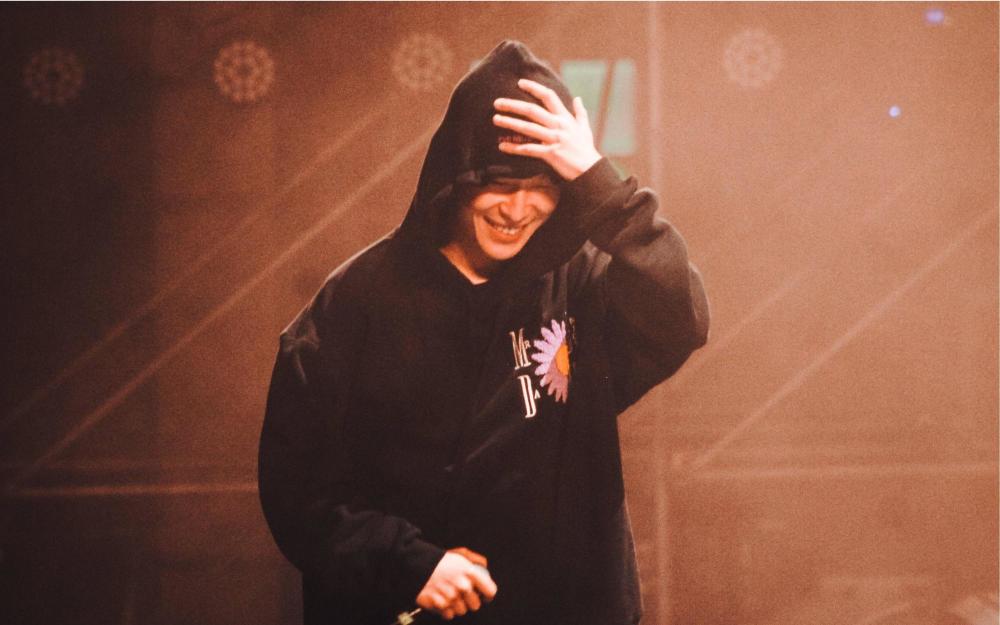 当说唱歌手不断塌房cctv厂牌的曾毅逐渐被推上神坛