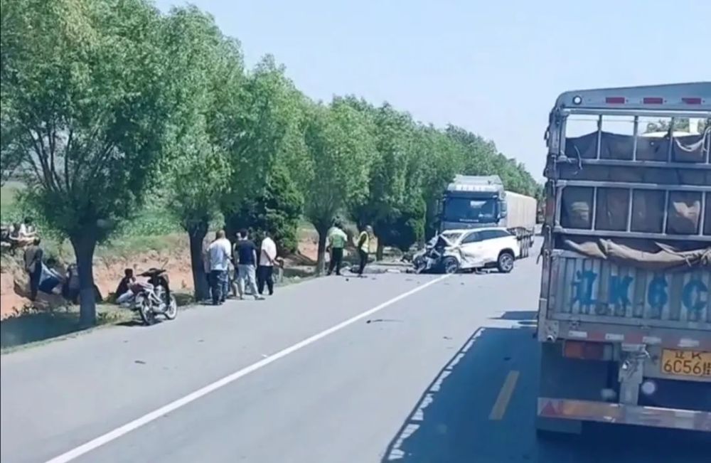 葫蘆島興城沙後所段一輛大貨車和私家車發生碰撞希望平安無事