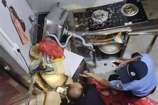 来到该村民家中发现,爆炸现场在厨房,煤气灶的位置玻璃四溅,一片狼藉