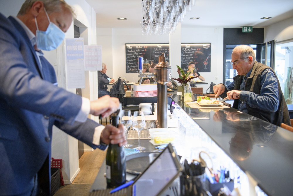 5月31日,人们在瑞士波朗特吕的一家餐厅用餐.新华社/欧新