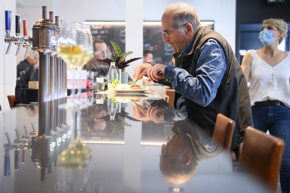 5月31日,人们在瑞士波朗特吕的一家餐厅用餐.新华社/欧新