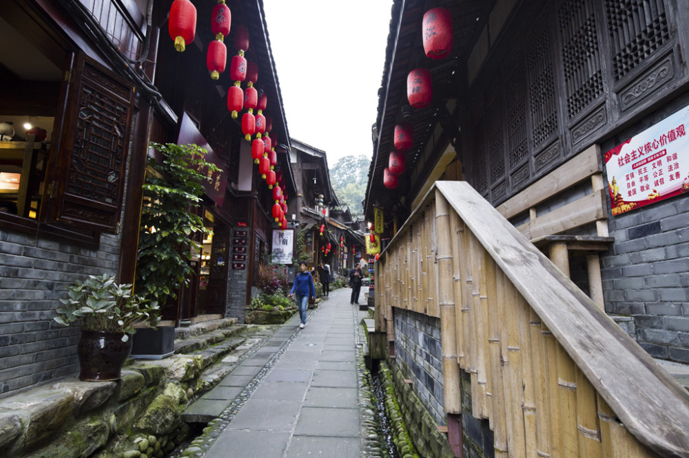 古时这里商贾云集驮铃声声茶马道上的第一街都江堰西街