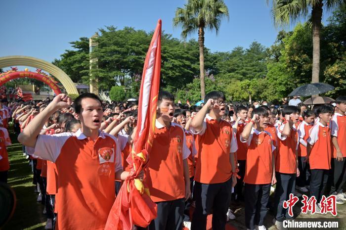 广西南宁侨校教师为高考学子壮行