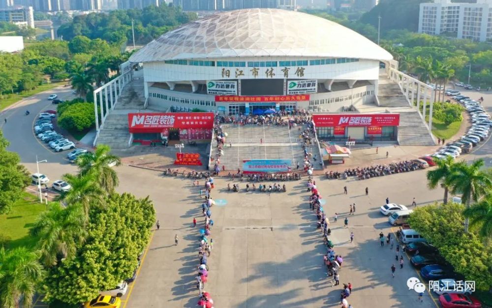 阳江市体育馆接种新冠疫苗人们等待情景(2021.6.6)_腾讯新闻