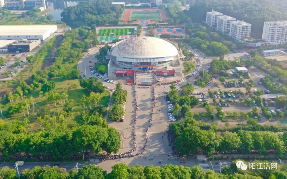 阳江市体育馆接种新冠疫苗人们等待情景(2021.6.6)_腾讯新闻