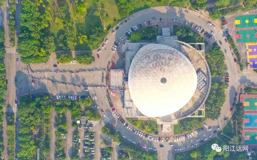 阳江市体育馆接种新冠疫苗人们等待情景(2021.6.6)_腾讯新闻