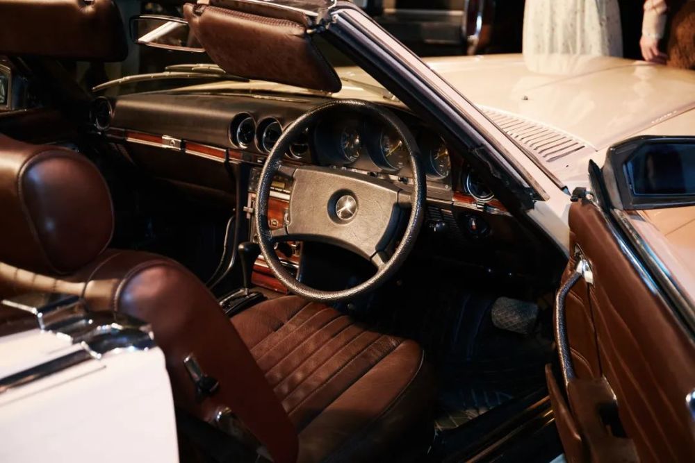 老爷车,连我这种平日里对车没有太多兴趣的人都不自觉被吸引,从复古的