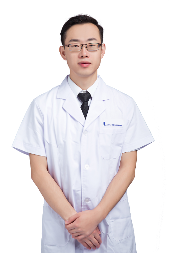 和经验丰富的医师操作治疗,健丽医美陈雪涛医生是专业的去眼袋医师