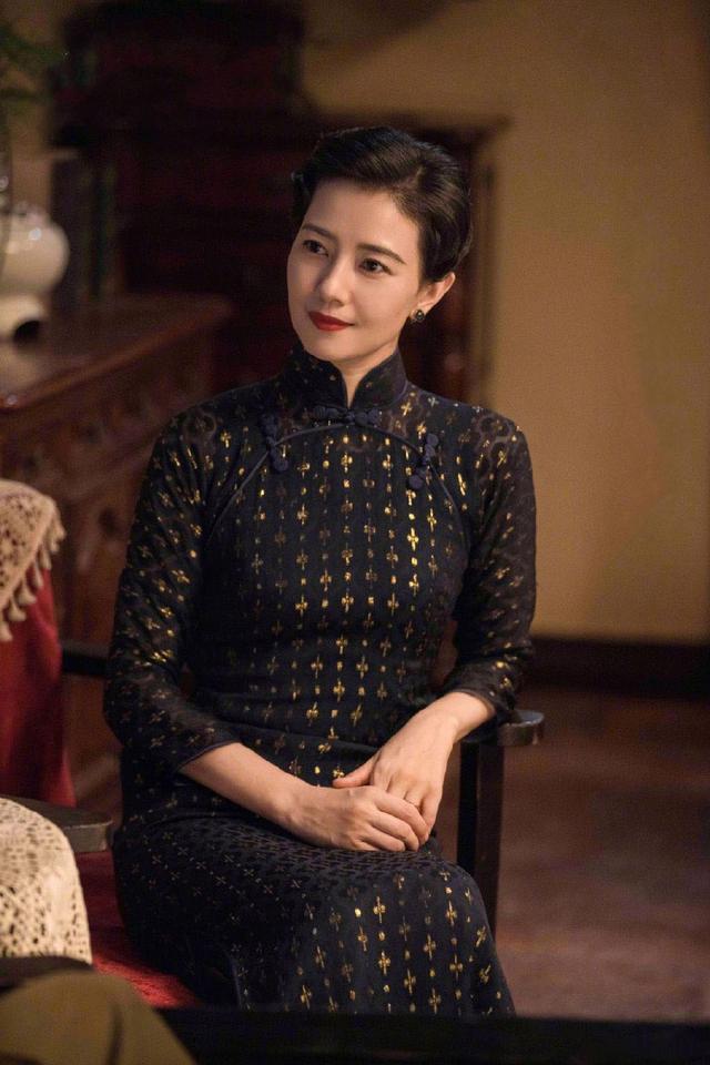 高圆圆版"宋美龄"上线,41岁穿旗袍曲线仍惊艳,尽显东方古典美