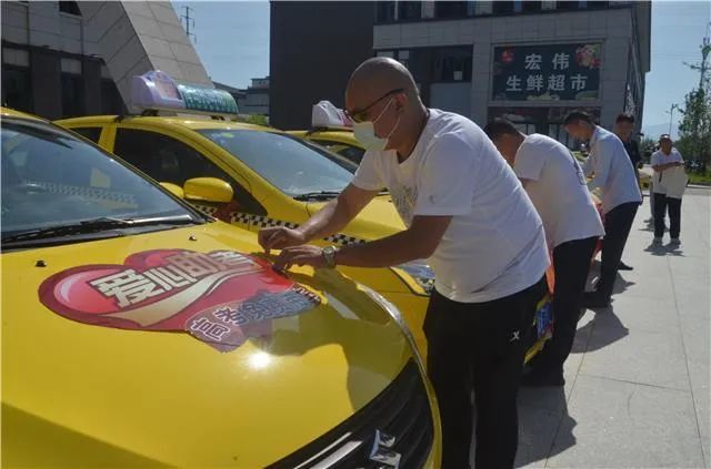 们"爱心助考"通行证正忙着给出租车司机们发放区道路运输服务中心工作