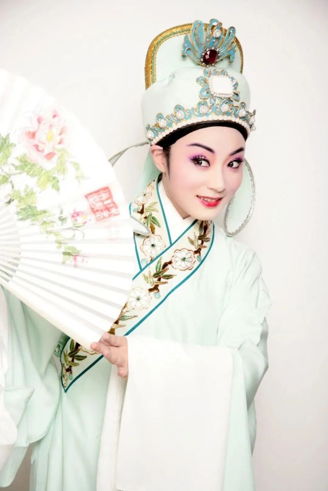 越剧女小生 说到越剧女小生 尹派小生:王君安 陆派小生:张宇峰