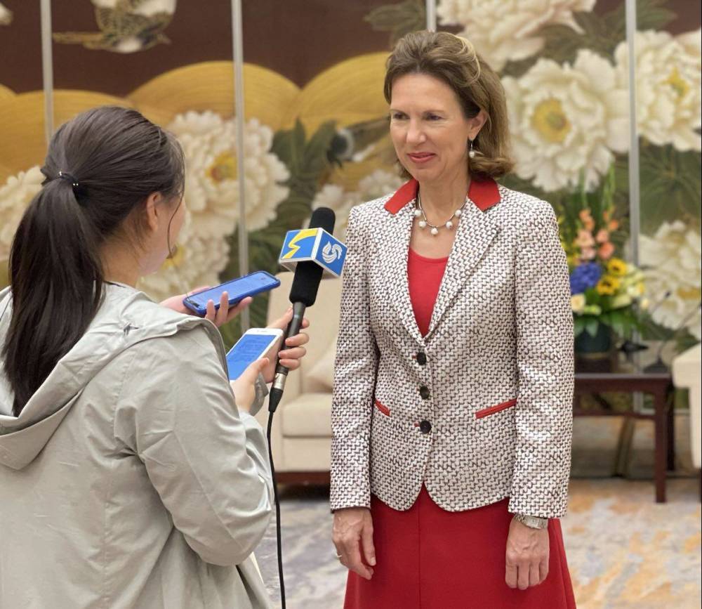 英国驻华大使吴若兰与山东在医养健康海洋经济等领域合作空间广阔