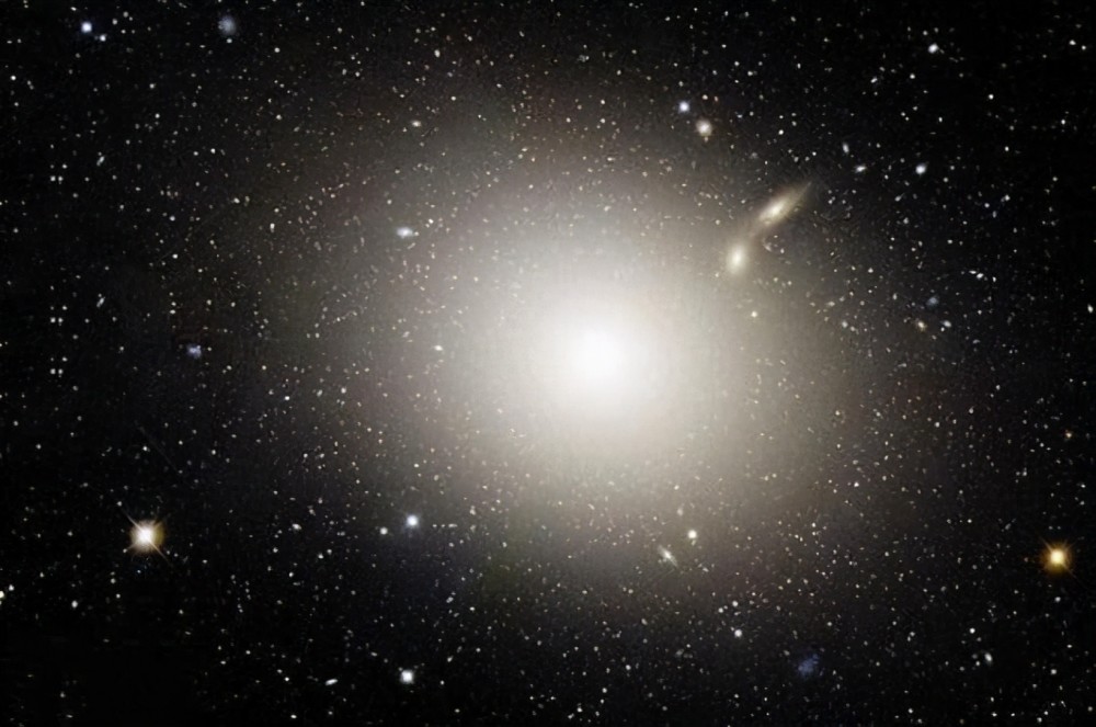 宇宙中最大的星系是哪个星系与银河系相比大小如何